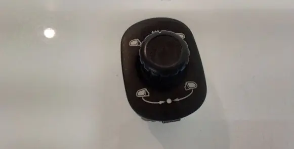 Wing mirror switch