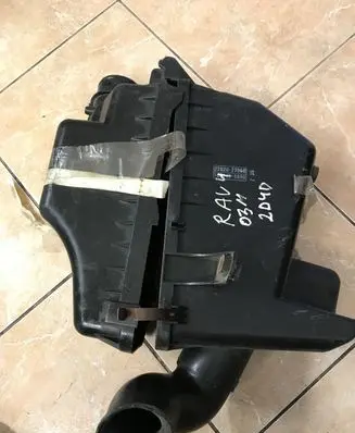 Toyota RAV 4 (XA20) Air filter box 2202027060