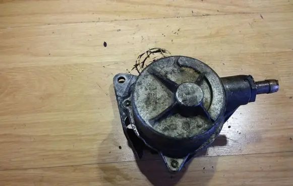 Peugeot 406 Vacuum pump 72117428
