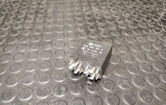 Volkswagen Golf III Other relay 028906124A