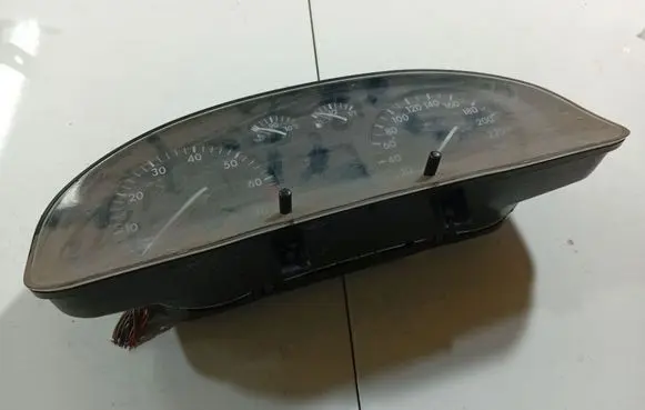Volkswagen PASSAT B5 Speedometer (instrument cluster) 110008834002