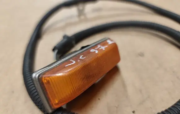 Front fender indicator light