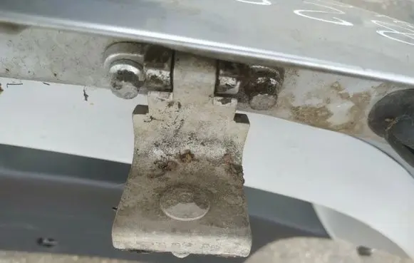 Volkswagen Golf V Tailgate/trunk/boot hinge