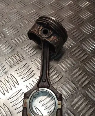 Hyundai Veloster Piston with connecting rod 5710