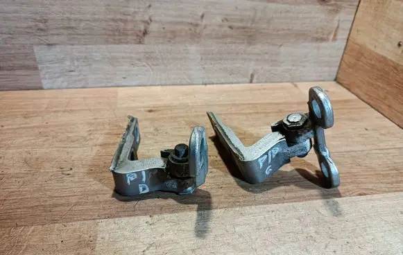 Volvo V40 Front door upper hinge 31352689 31352691