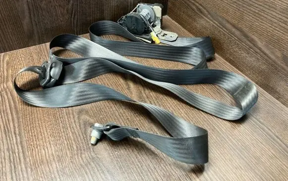 Iveco Daily 3rd gen Front seatbelt 33017280A1 048007