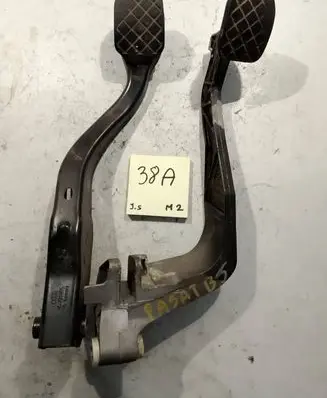 Volkswagen PASSAT B5 Pedal assembly 8D1721401C