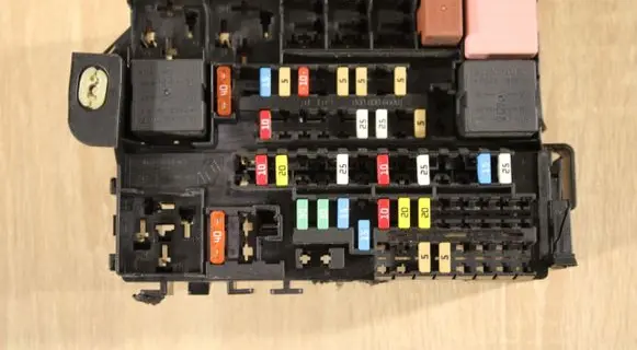 Renault Laguna III Fuse module 8200393836