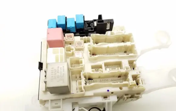 Toyota RAV 4 (XA30) Fuse module 8273042010