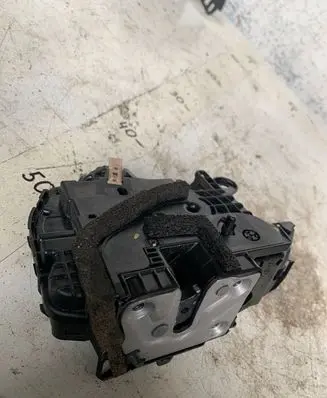 Renault Clio V Rear door lock 825039554