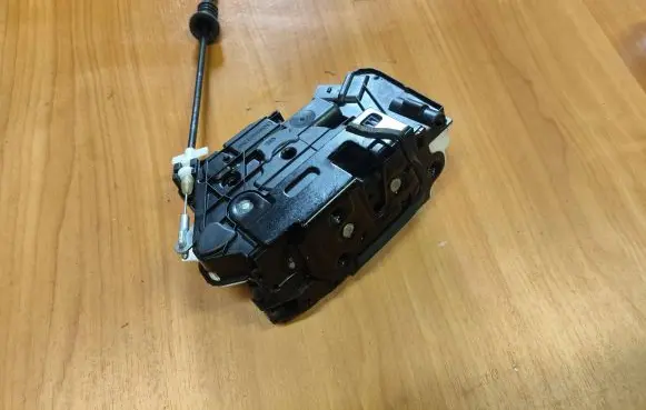 Skoda Superb B6 (3T) Front door lock 5N1837016C