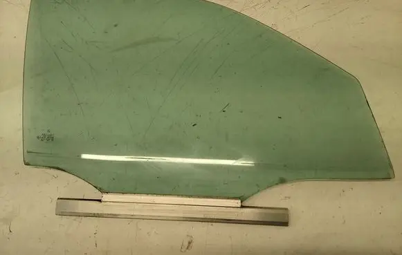 Mercedes-Benz E W210 Front door window glass four-door 43R001025