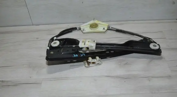 Rear window lifting mechanism without motor