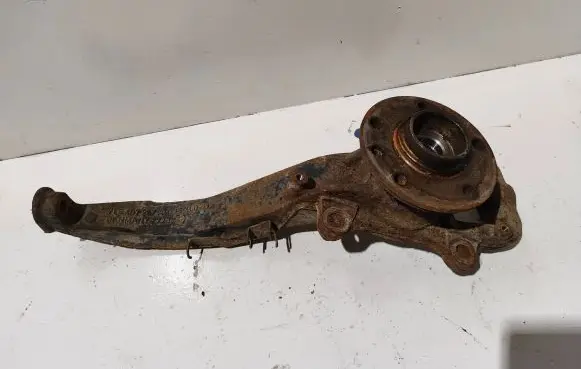 Volkswagen Touareg I Front wheel hub spindle knuckle 7L6407257A