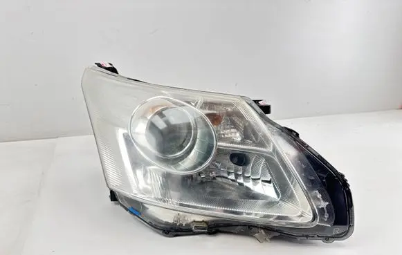 Toyota Avensis T270 Headlight/headlamp 8111805310