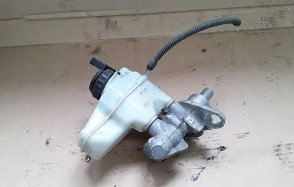 Volkswagen Golf VI Master brake cylinder 03355890101