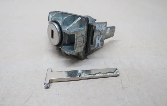 Ford Kuga II Front door lock (next to the handle) 
