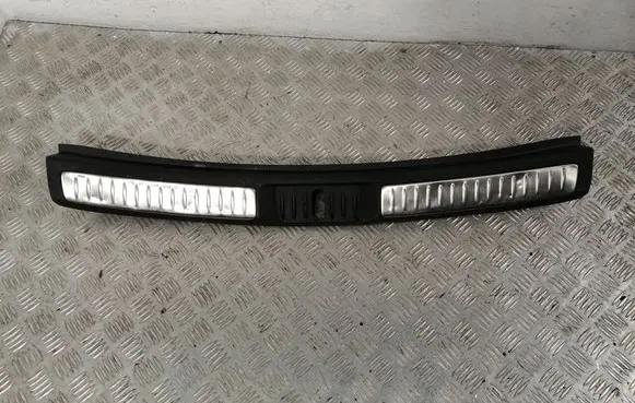 Trunk/boot sill cover protection
