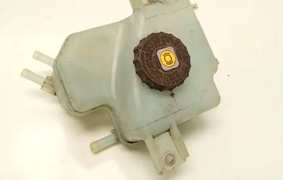 Toyota Yaris Brake fluid reservoir 8B20