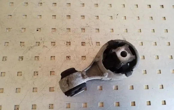 Nissan Qashqai+2 Engine mount bracket 11350JD000