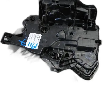 Volkswagen Polo VI Front door lock