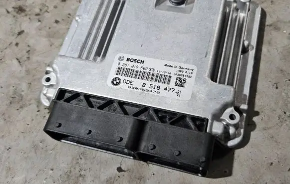 BMW 5 F10 F11 Engine control unit/module 8518477 030353478 0281018609