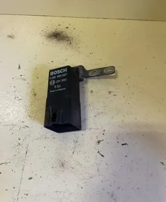 Volvo V50 Glow plug pre-heat relay 0281003037