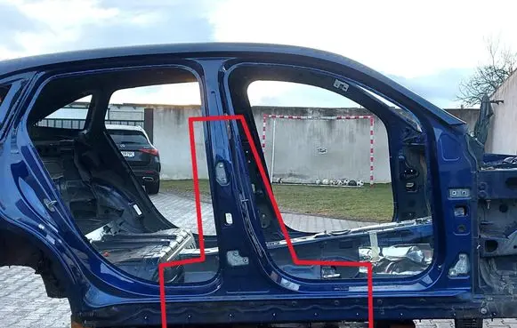 Mercedes-Benz EQC Pillar (middle) 