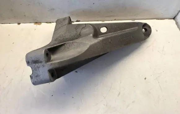 Volkswagen Transporter - Caravelle T5 Engine mounting bracket 7H0199370P