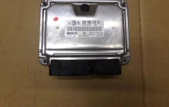 Volkswagen PASSAT B5.5 Engine control unit/module 0281011205