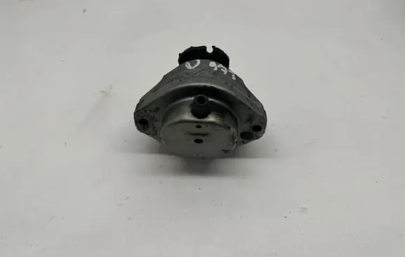 BMW 5 E60 E61 Engine mount bracket 6774620 15934612 677462002