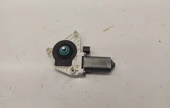 Volkswagen PASSAT B8 Front door window regulator motor 5Q4959802B 160430260083 1036C22941100