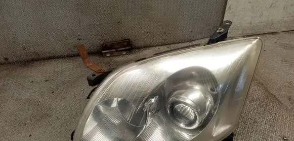 Toyota Avensis T250 Headlight/headlamp 