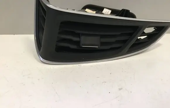 Ford Focus Dash center air vent grill BM51018B08