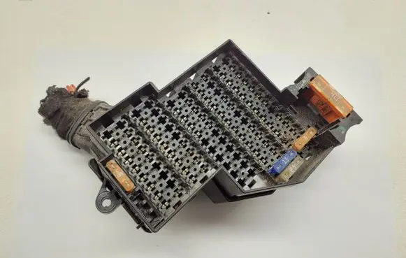 Volkswagen Touareg I Fuse module 7L0941828