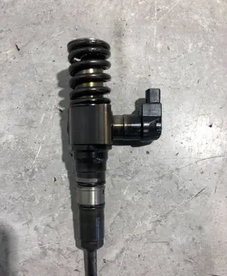 Volkswagen PASSAT B6 Fuel injector 03G130073T