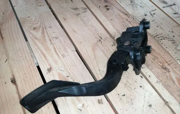Mitsubishi Outlander Accelerator throttle pedal MN101543 07115B1B