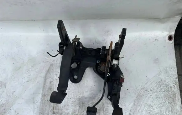 Opel Astra J Pedal assembly 13252175 35210100