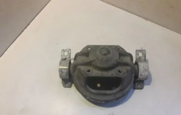 Volkswagen Touareg I Front shock absorber mounting bracket 7L0512345