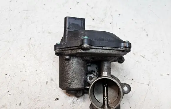 Volkswagen Touran III Throttle valve 04L131501M