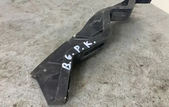 Volkswagen PASSAT B6 Front bumper mounting bracket 3C0807889