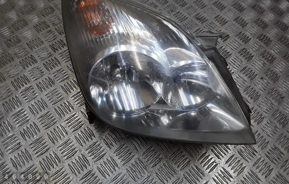 Toyota Corolla Verso E121 Headlight/headlamp koito13-84