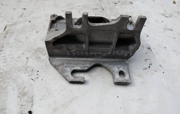 Renault Clio IV Gearbox mounting bracket 