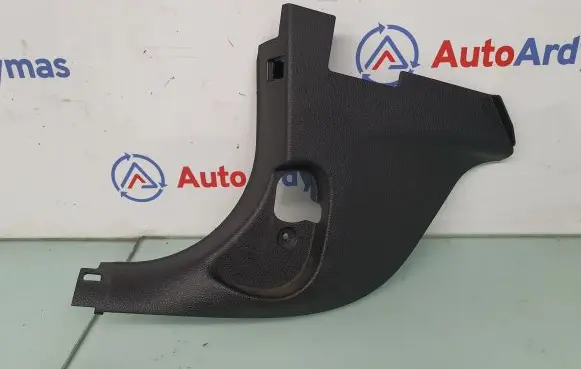 Foot area side trim