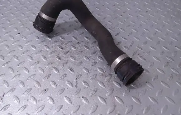 Engine coolant pipe/hose