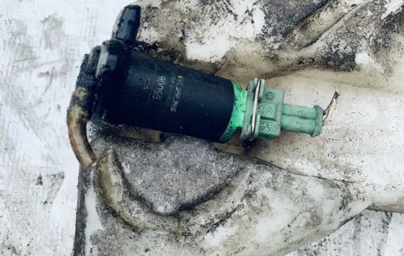 Peugeot 206 Windscreen/windshield washer pump 90095