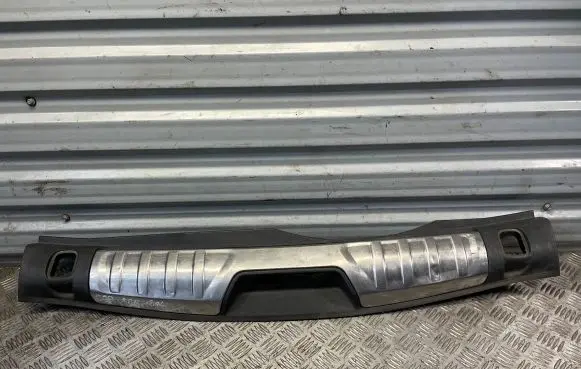 Trunk/boot sill cover protection