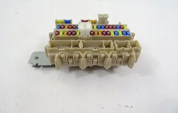 Nissan Qashqai Relay mounting block 