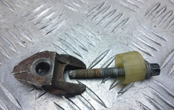 Peugeot 3008 II Fuel Injector clamp holder 23839