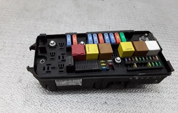 Opel Vectra C Fuse module 13144710